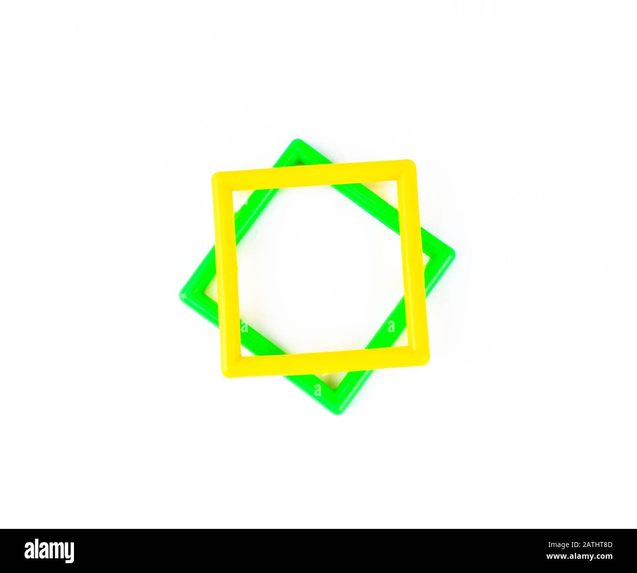 Zwei unterschiedlich farbige Kunststoff-Vierkant übereinander mit isoliertem weißem Hintergrund Stockfoto