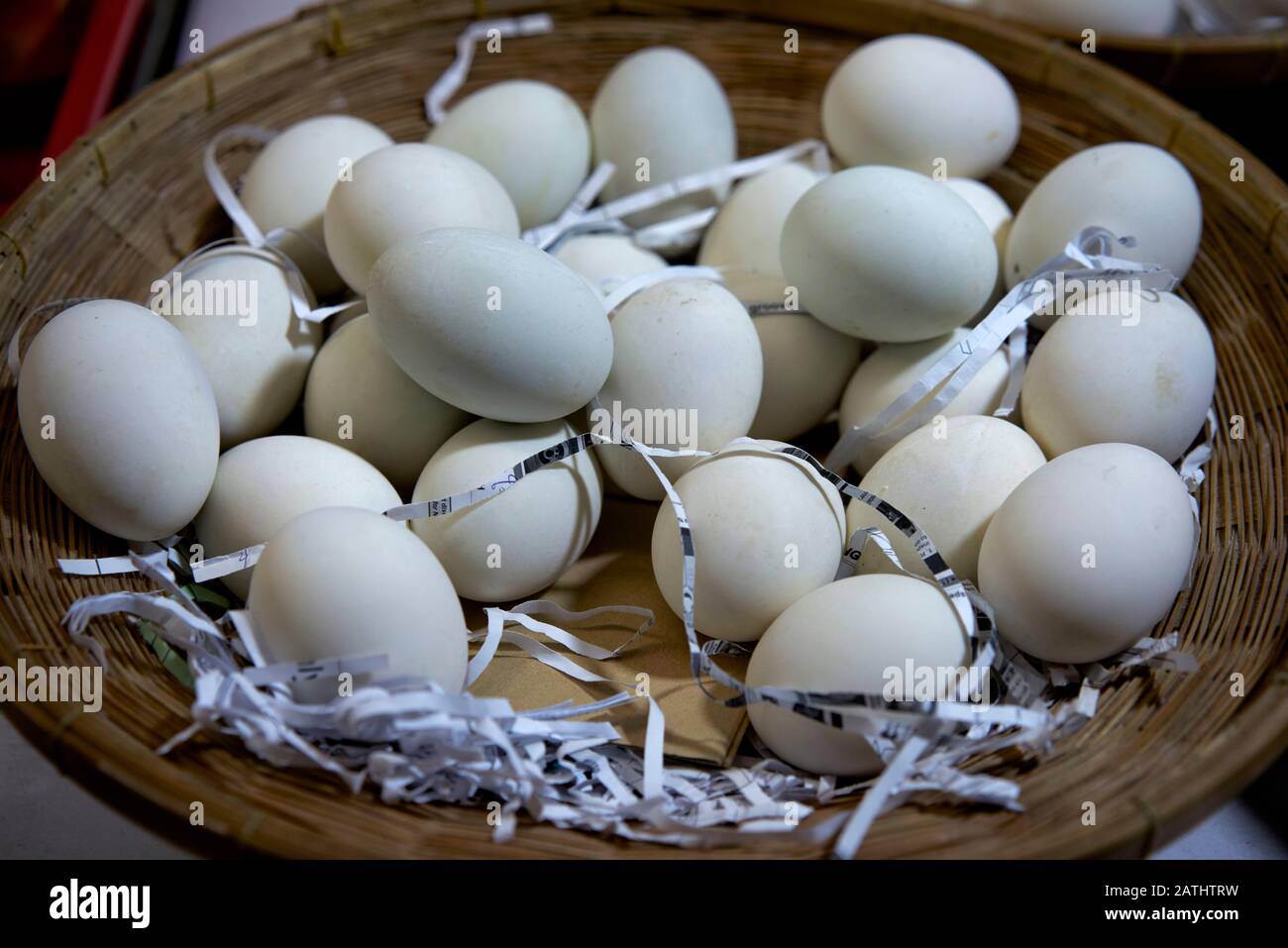 Eierkorb, weiße Hühnereier, Stockfoto