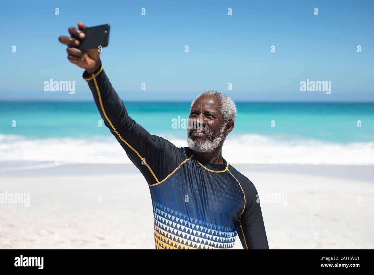 Alter mann am strand Fotos und Bildmaterial in hoher Auflösung Alamy