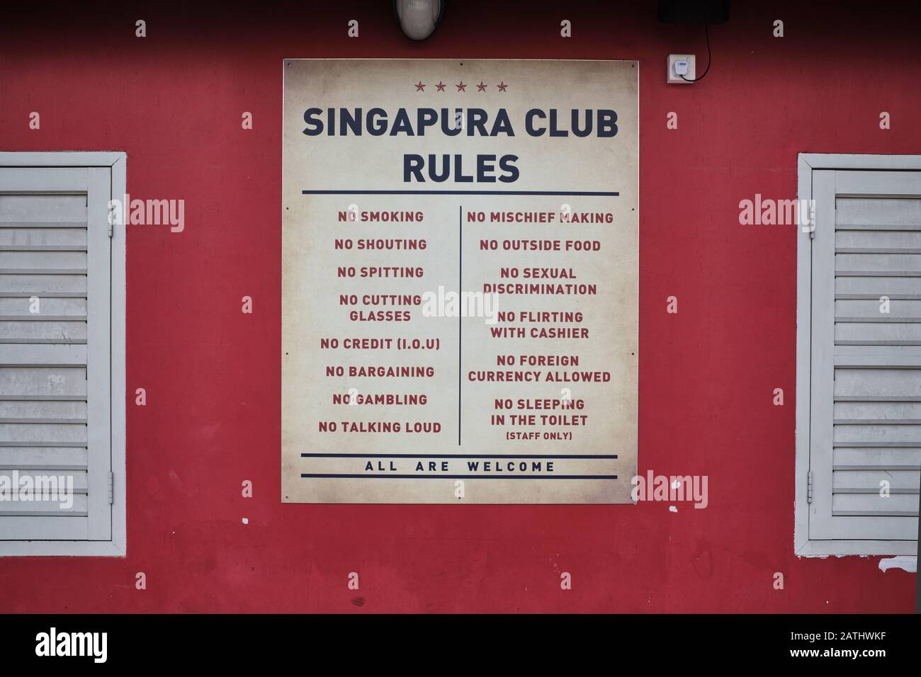 Ein Katalog mit verspotten Regeln außerhalb des Singapura Clubs, ein Restaurant/Bar in Der Gegend Von Little India, Singapur Stockfoto