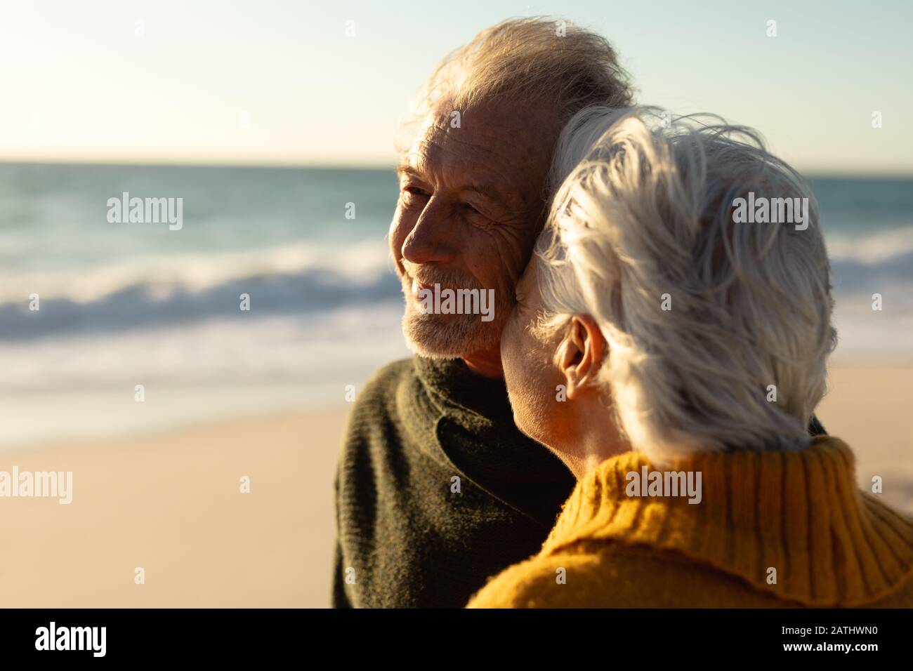 Altes Paar erholt sich am Strand Stockfoto