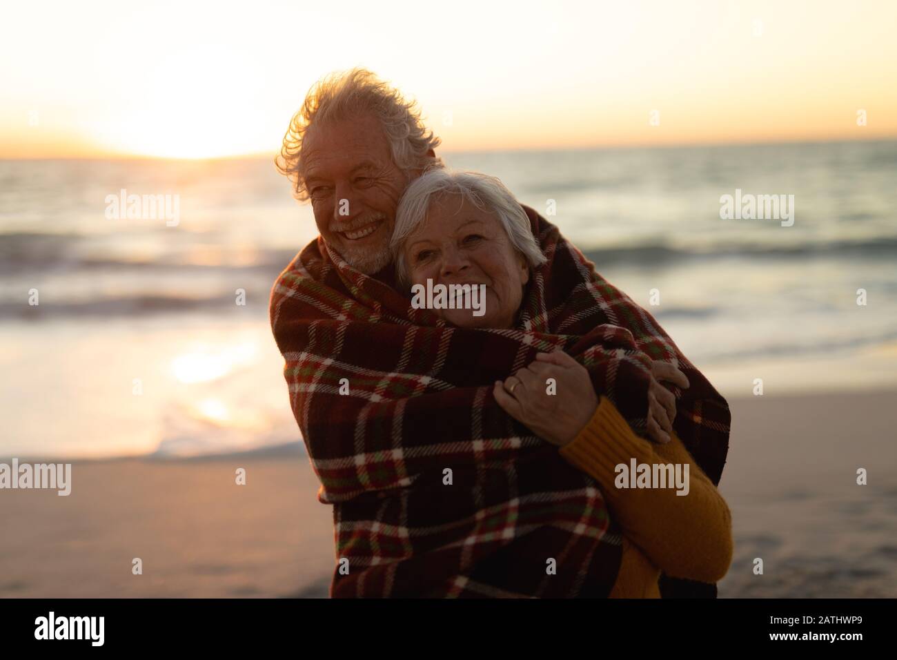 Altes Paar verliebt sich am Strand Stockfoto
