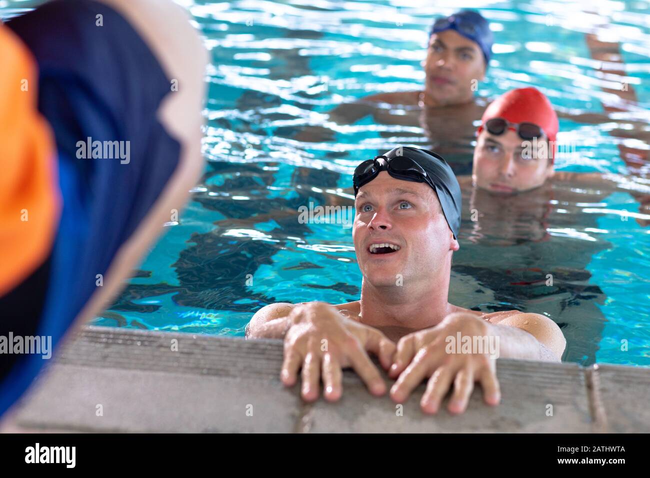 Trainer und Schwimmer am Pool Stockfoto