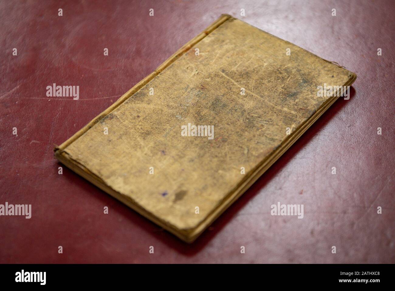 In einer Scheune der Midlands wurde ein von einem Soldaten während der Schlacht an der Somme im Ersten Weltkrieg verfasstes Tagebuch entdeckt. Bilddatum: Montag, 3. Februar 2020. Vor mehr als einem Jahrhundert von PrivatArthur Edward Diggens in Bleistift geschrieben, enthält es einen Eintrag vom ersten Tag der Schlacht - 1. Juli 1916. Der Lichtbildkredit sollte lauten: Jacob King/PA Wire Stockfoto