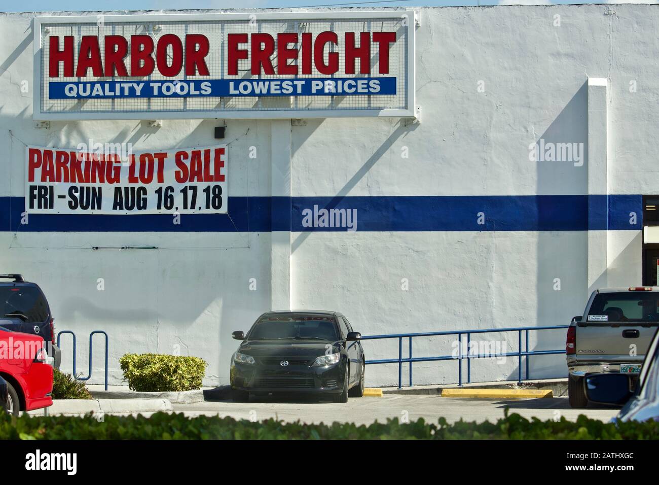 Miami Florida 17. August 2019 Hafen Freight Einzelhandelsstandort mit Parkplatzverkauf Banner. Harbor Freight ist eine preisgünstige Handelskette für Werkzeuge Stockfoto