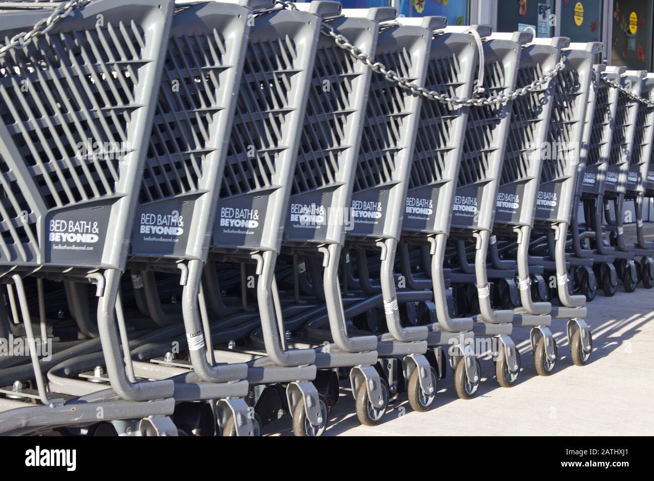 Hialeah FL 8/10/2019-Bed Bath & Beyond graue Warenkörbe mit durch Griffe durchschnürter Sicherheitskette mit Sitz in New Jersey, USA. Stockfoto