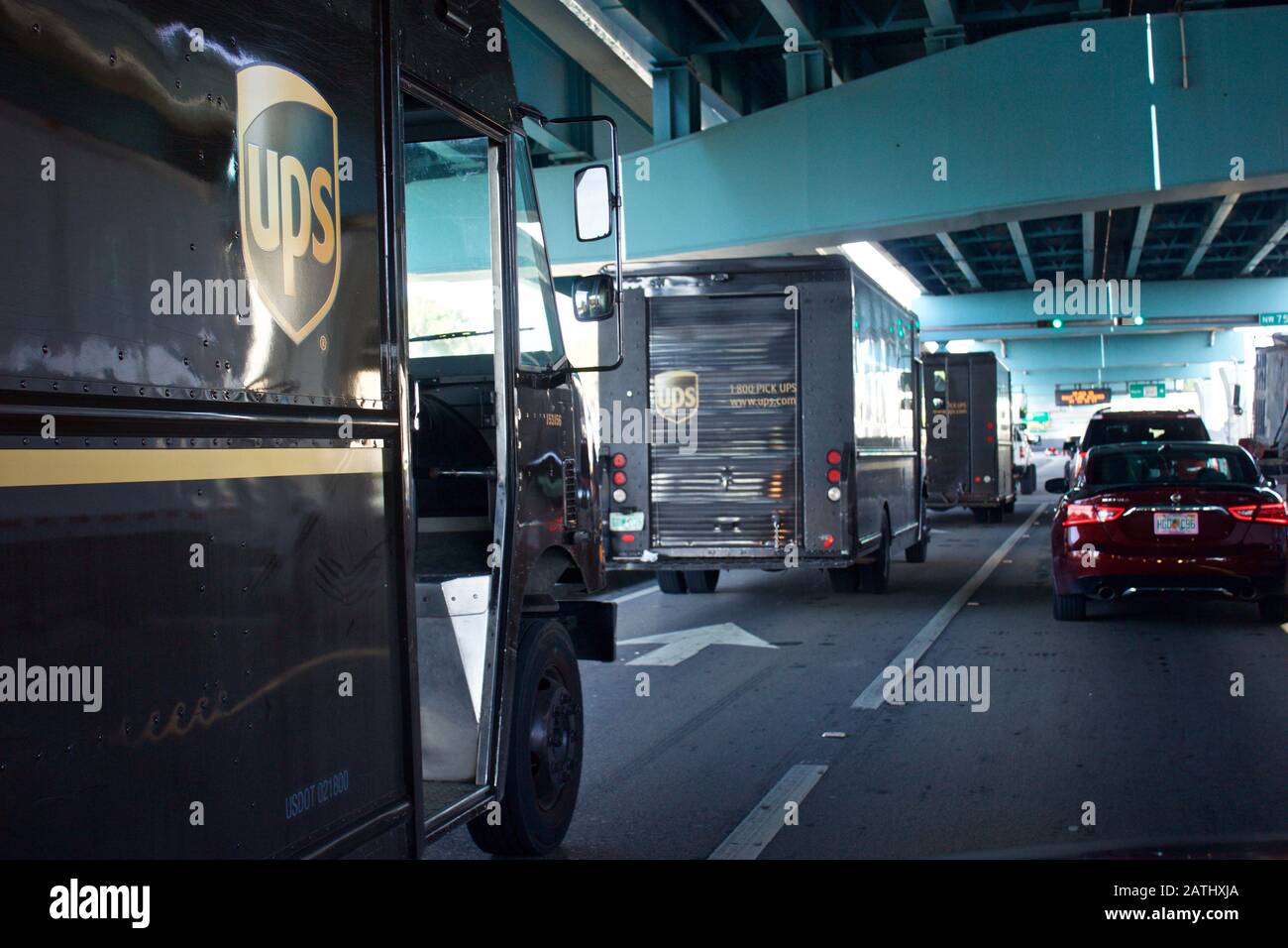 Miami Florida August 15.2019 UPS Lieferwagen, genannt Paketautos, lüftern aus dem Vertriebszentrum, um Pakete an Kunden zu liefern Stockfoto