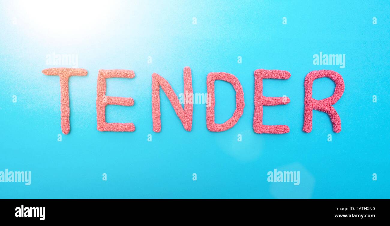 Das Wort Tender in roten Buchstaben auf blauem Hintergrund. Das Konzept der wettbewerbsfähigen Beschaffung von einem guten Spezialisten, Markt, Projekt Stockfoto
