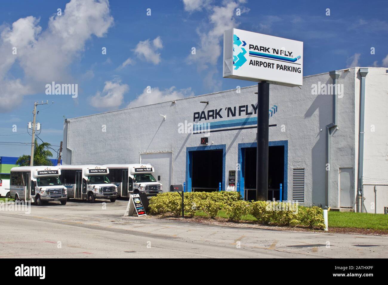 Miami Florida 17.2019- Park 'N Fly ist ein außerflughafter Parkbetreiber in den Vereinigten Staaten mit einem internetbasierten Reservierungssystem. Stockfoto