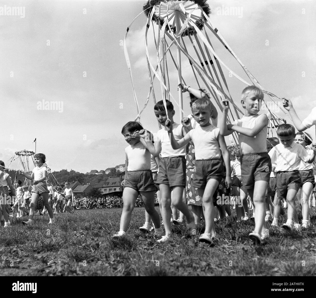 Spartakiad in Nachod, Tschechoslowakei 1959. Vorstellung der Schüler von 6 - 8 Jahren. Die staatliche Massenschau fand 1960 in Prag statt, die von der kommunistischen Regierung abgehalten wurde. Stockfoto Spartakiad in Nachod, Tschechoslowakei 1959. Vorstellung der Schüler von 6 - 8 Jahren. Die staatliche Massenschau fand 1960 in Prag statt, die von der kommunistischen Regierung abgehalten wurde. Stockfoto