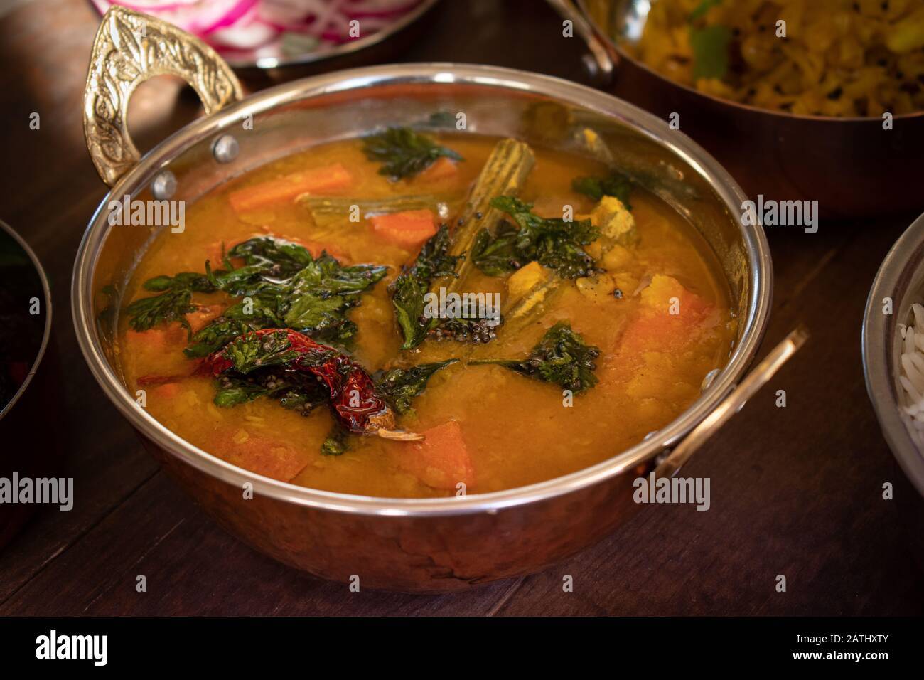 Sambar - südindisches Linsen und Gemüse würziger Eintopf Stockfoto