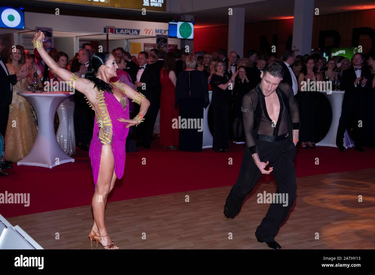 Wiesbaden, Deutschland. Februar 2020. Tanzdarbietung Paso Doble auf der Party, Ball des Sports am 01.02.2020 in Wiesbaden - Nutzung weltweit Credit: Dpa / Alamy Live News Stockfoto