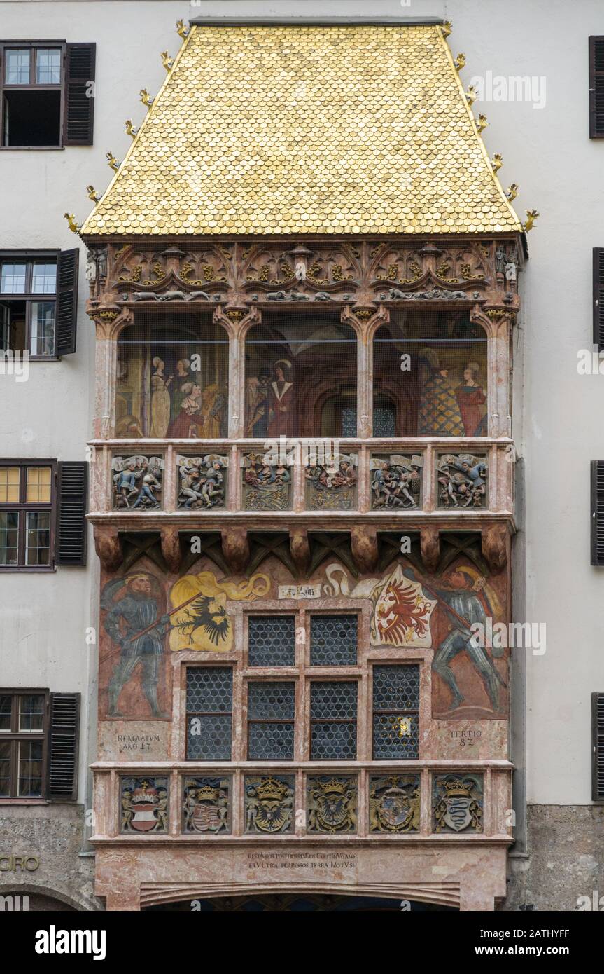 Das berühmte goldene Dach aus Kupferziegeln mit dem darunter liegenden Balkon in der Altstadt von Innsbruck, Österreich Stockfoto