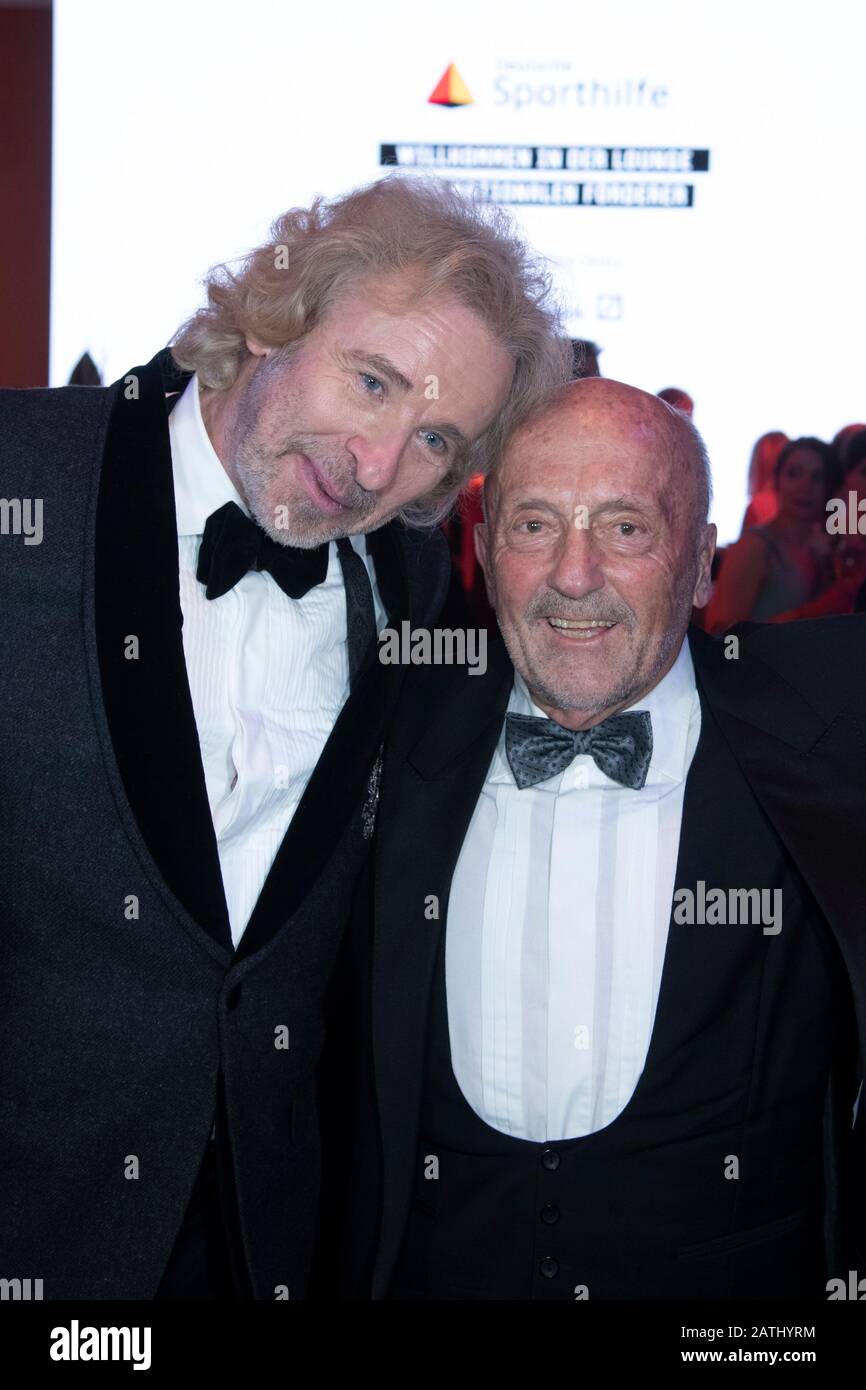 Wiesbaden, Deutschland. Februar 2020. Thomas GOTTSCHALK, Moderator, Left, und Javelin-Legende Klaus WOLFERMANN, Ball des Sports am 1. Februar 2020 in Wiesbaden - weltweite Nutzung Credit: Dpa / Alamy Live News Stockfoto