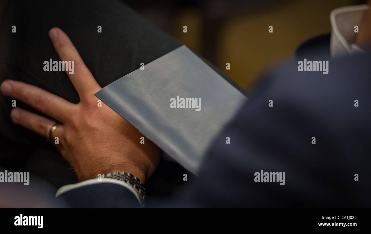 Geschäftsmann mit Agenda und Mobiltelefon in Meeting - Buch ist leer für Texteingabe Stockfoto