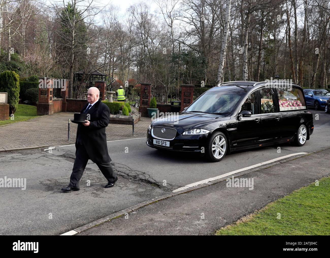 Eine Feuerstelle, die den Sarg von Amy Appleton trägt, kommt zur Beerdigung in St Richard's Chapel, Surrey & Sussex Crematorium. Der 32-jährige Lehrer wurde am 22. Dezember 2019 zusammen mit Sandy Seagrave, 76, nach einem Vorfall in Crawley Down, West Sussex, getötet. Stockfoto