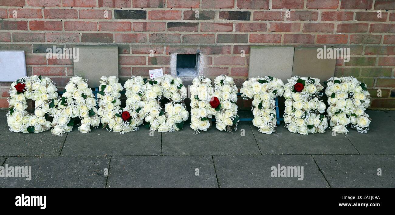 Blumen außerhalb von St Richard's Chapel, Surrey & Sussex Crematorium, für die Beerdigung von Amy Appleton. Der 32-jährige Lehrer wurde am 22. Dezember 2019 zusammen mit Sandy Seagrave, 76, nach einem Vorfall in Crawley Down, West Sussex, getötet. Stockfoto