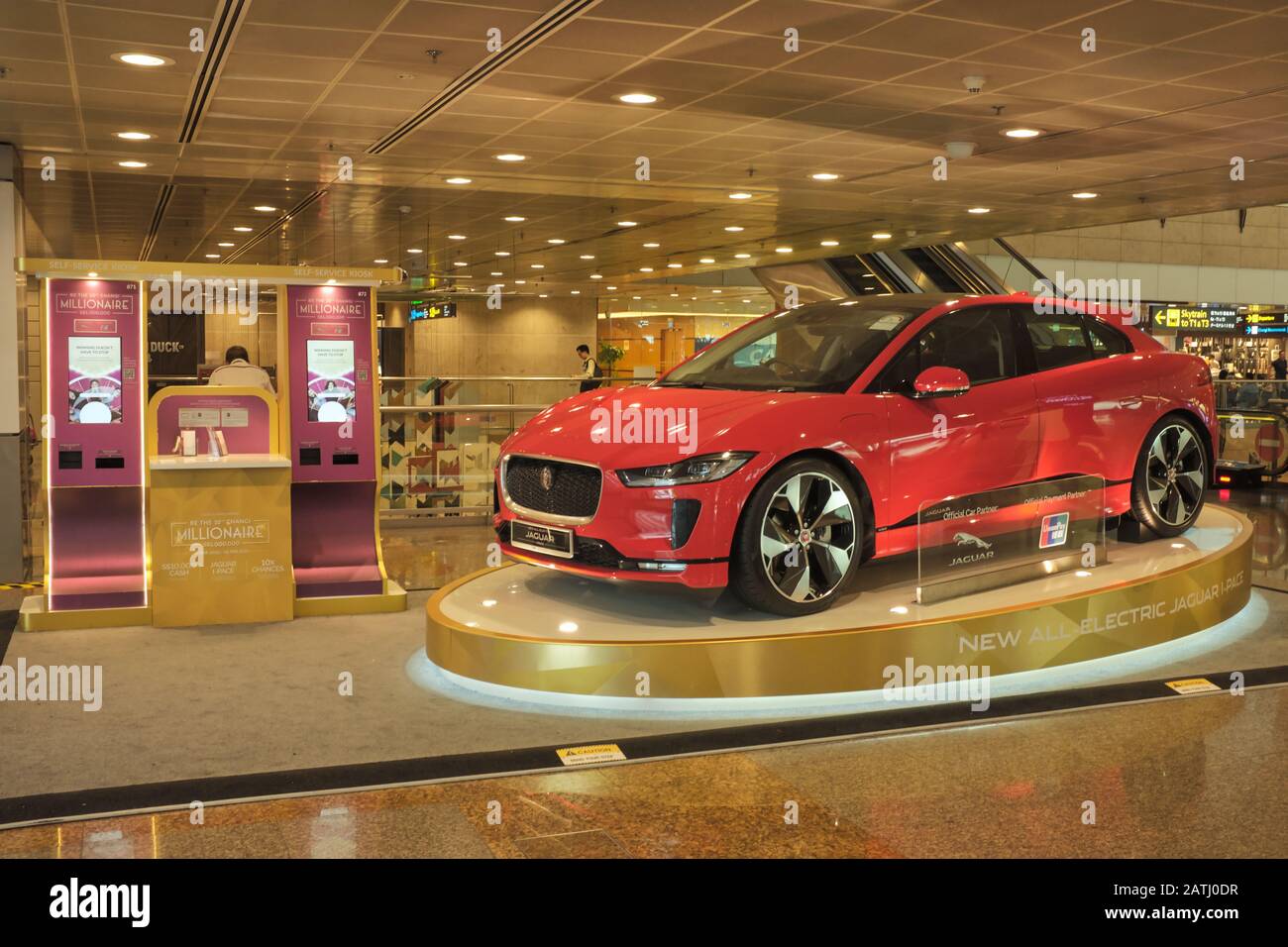 Ein elektrischer Jaguar i-Pace, der als Preis in einer Tombola am Flughafen Changi, Singapur, angezeigt wird Stockfoto