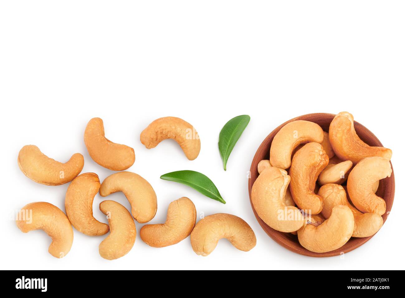 Geröstete Kaschew Nüsse in Schale isoliert auf weißem Hintergrund mit Schneideweg und voller Schärfentiefe. Draufsicht mit Kopierbereich für Ihren Text. Flaches Lay Stockfoto