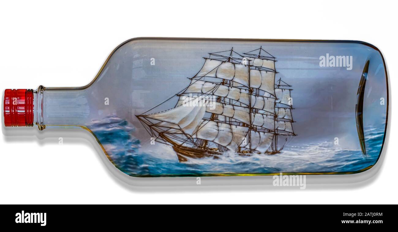 Digital erstelltes Bild eines hohen Schiffes mit vollem Segel, das in einem rauen Meer in einer transparenten Flasche segelt Stockfoto