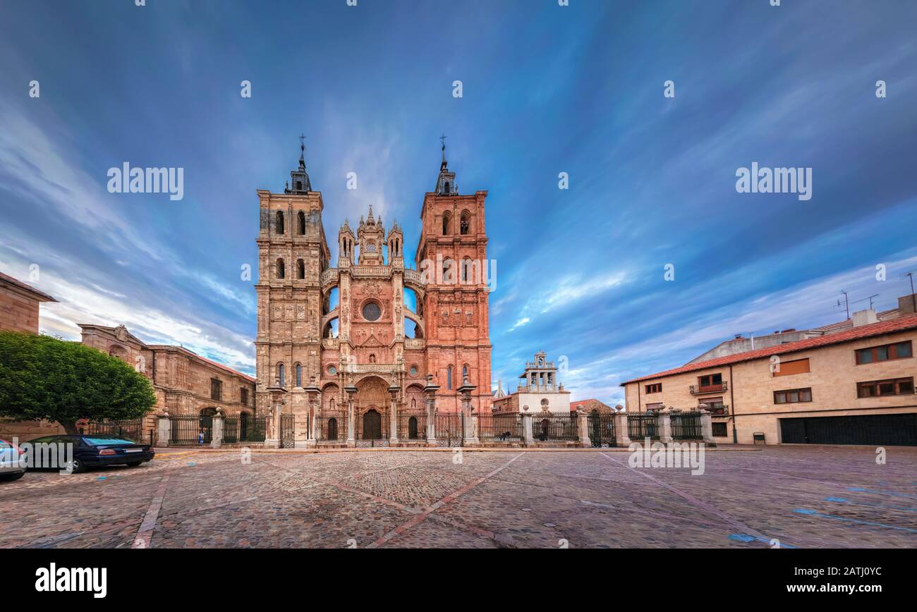Astorga, Spanien. Außenansicht der Kathedrale (Catedral de Santa Maria de Astorga) - das historische Wahrzeichen der Stadt Stockfoto