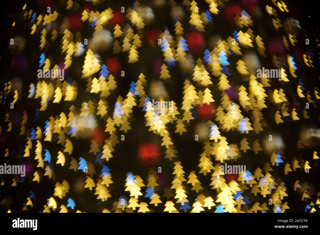 Weihnachtsbaum bokeh leuchtet. Abstrakter weihnachtshintergrund Stockfoto