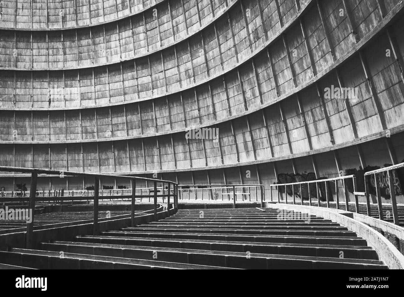 Urbex, städtische Erkundung, alter vergangener Kühlturm Stockfoto