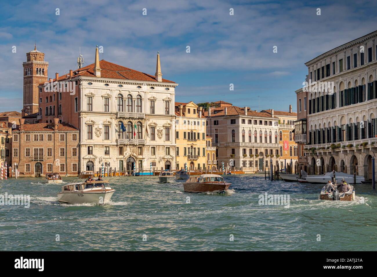 Wassertaxis auf dem Canal Grande in Venedig, mit dem Turm der Basilika Santa Maria Gloriosa dei Frari in der Nähe von Venedig, Italien Stockfoto