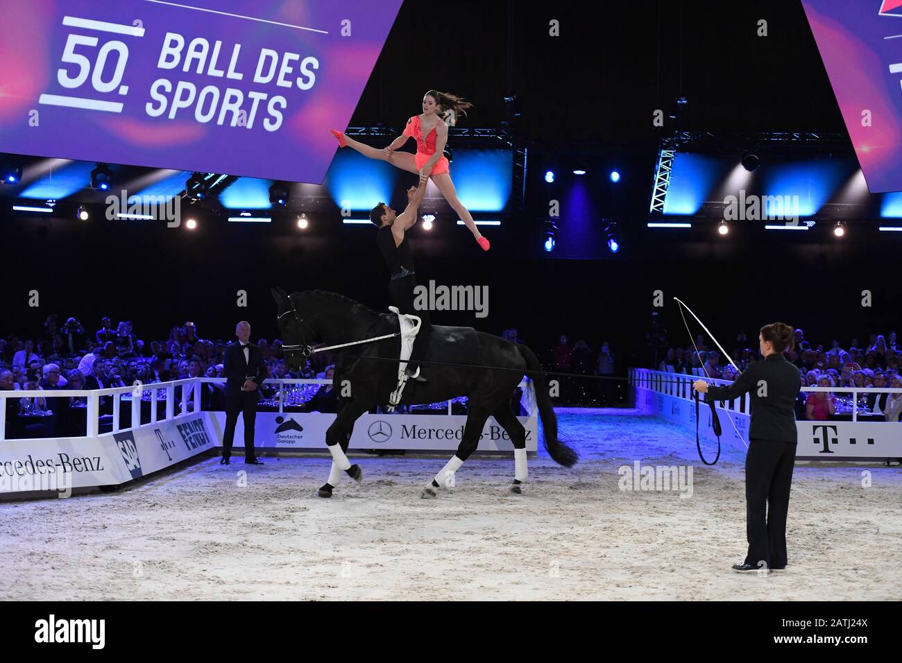 Wiesbaden, Deutschland. Februar 2020. Vaulting Show, Vaulting, Pool Foto! Ball des Sports am 01.02.2020 in Wiesbaden - Nutzung weltweit Credit: Dpa / Alamy Live News Stockfoto