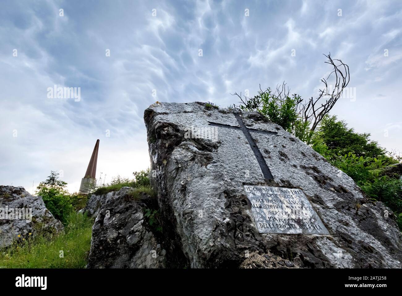 Mount Zebio: Der Obelisk der Scalambron-Mine. An dieser Stelle steht der Große Kriegs-Roman "Un anno sull'altopiano" von Emilio Lussu. Asiago, Italien. Stockfoto