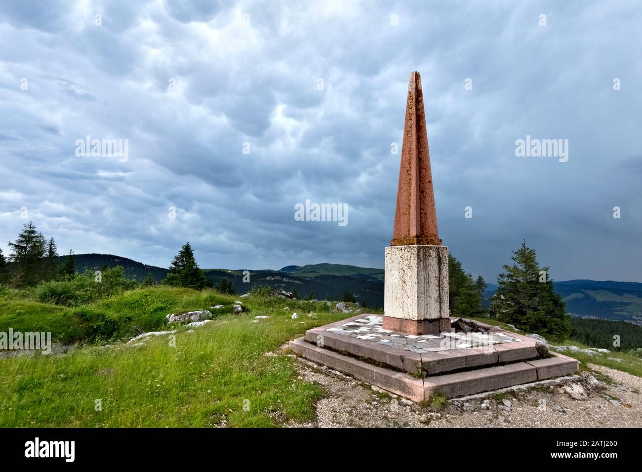Mount Zebio: Der Obelisk der Scalambron-Mine. An dieser Stelle steht der Große Kriegs-Roman "Un anno sull'altopiano" von Emilio Lussu. Asiago, Italien. Stockfoto