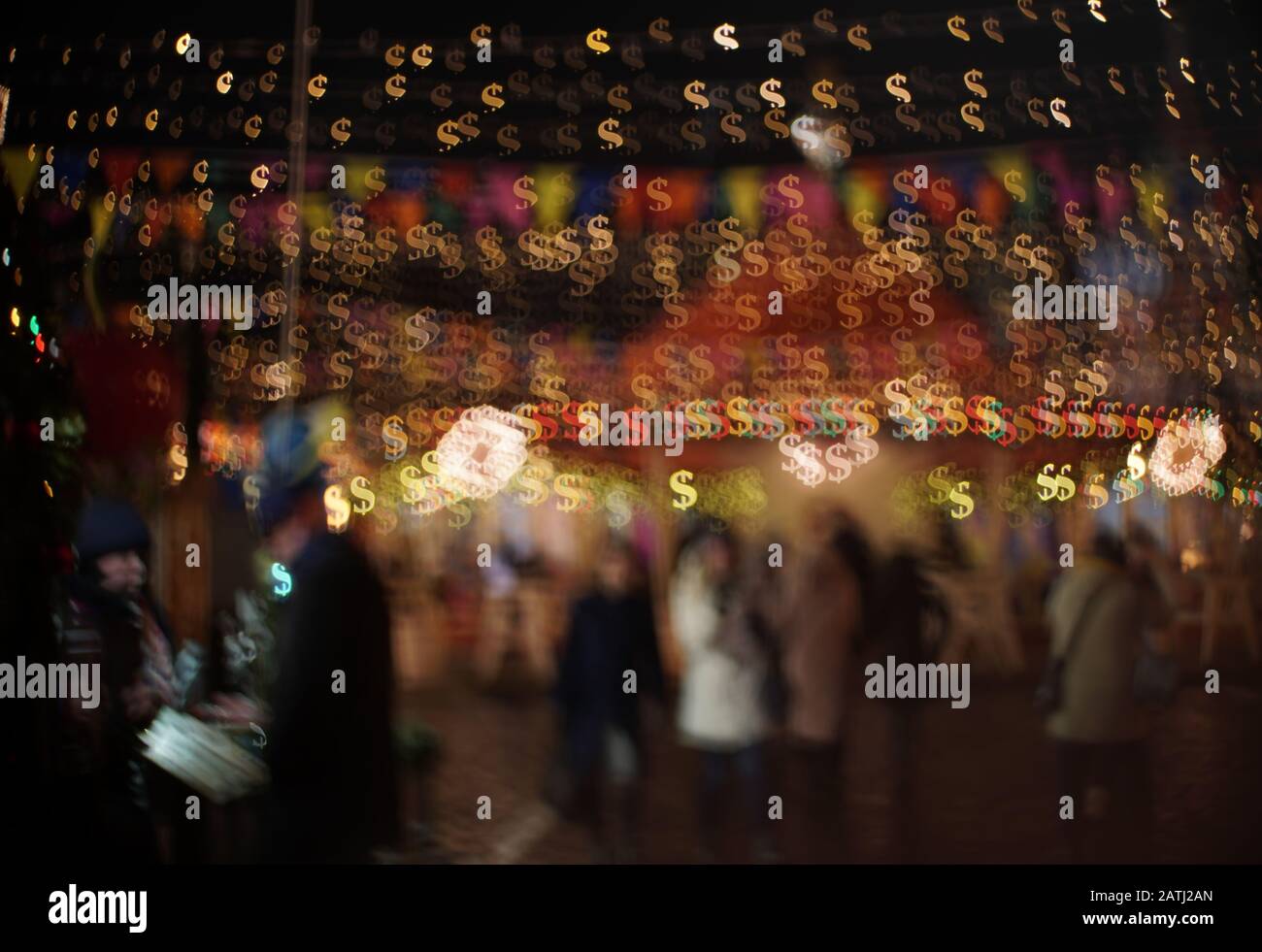 Die Menschen auf dem Weihnachtsmarkt entspannen sich und kaufen Geschenke. Abstrakter Dollar-Bokeh beleuchtet den Hintergrund Stockfoto