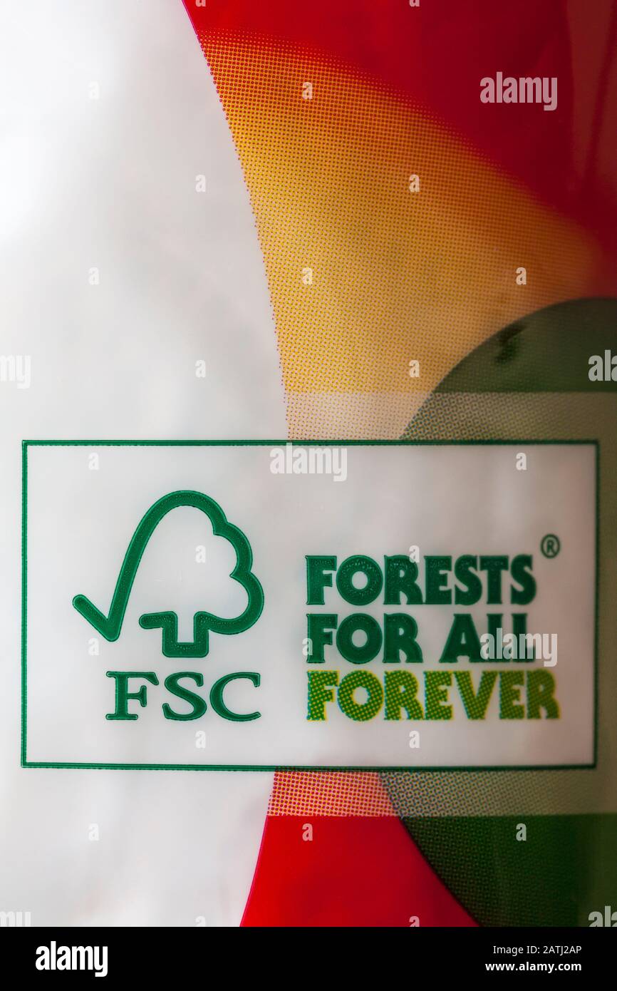 FSC Forests for All Forever Logo Details auf Packung mit 3-lagigen Küchenrollen von Regina-Heart Stockfoto