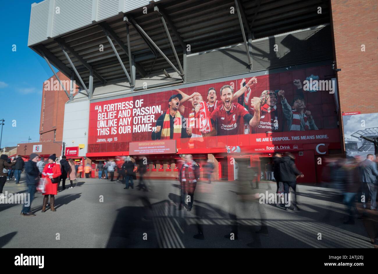 Fußballfans außerhalb des Liverpooler Anfield-Stadions vor dem letzten Premier-League-Spiel gegen Southampton. Stockfoto