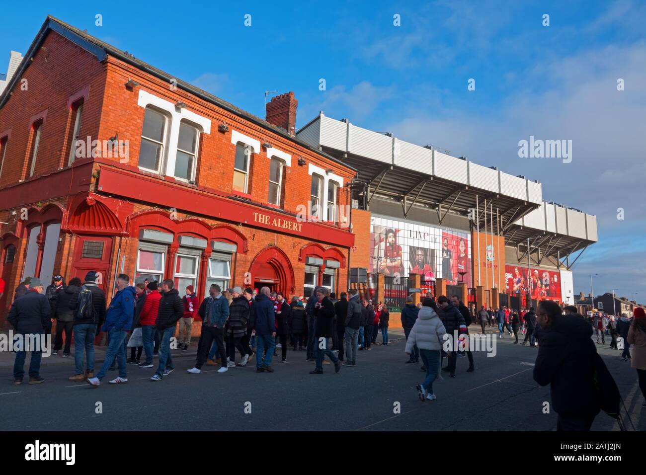 Liverpooler Anhänger versammeln sich vor dem Spiel vor dem Albert Pub. Stockfoto