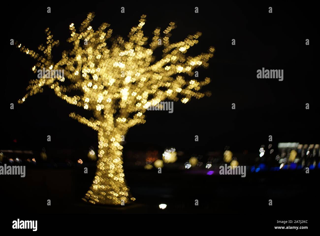 Baum der goldenen großen und kleinen Herzen bokeh Lichter. Schöner Hintergrund für den Valentinstag Stockfoto
