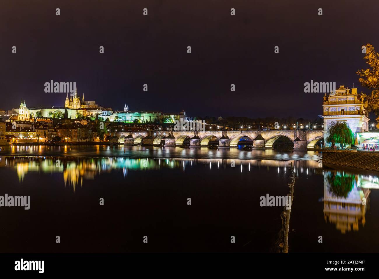 Moldau, Karlsbrücke und Prager Burg bei Nacht, Prag, Tschechien Stockfoto