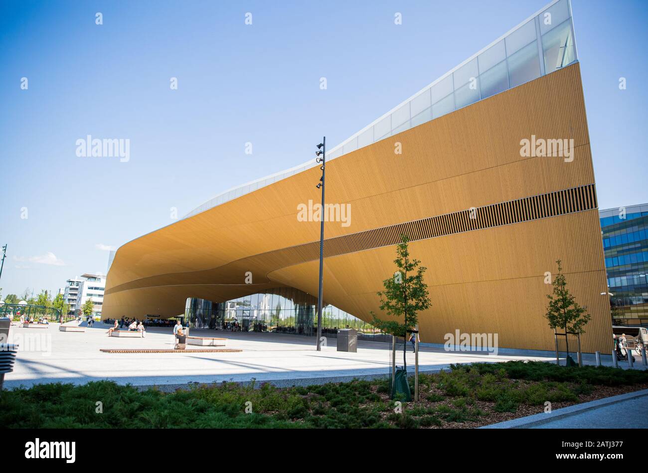 Neue Zentralbibliothek Helsinki Oodi Exterieur. Moderne nördliche Architektur. Eingang des Gebäudes auf dem Stadtplatz, sonniger Sommertag. Stockfoto