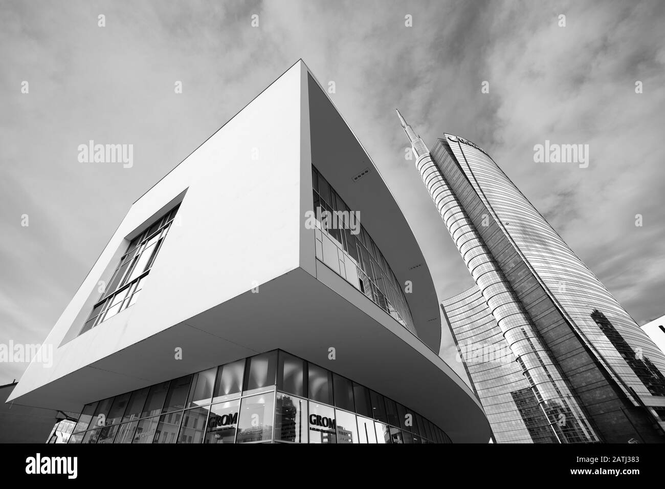 Ultraweiter Blick auf den Wolken-Himmel des Unicredit Turms (231 m, von Cesar Pelli, 2011) und des Bürogebäudes auf der Piazza Gae Aulenti, Mailand, Italien Stockfoto