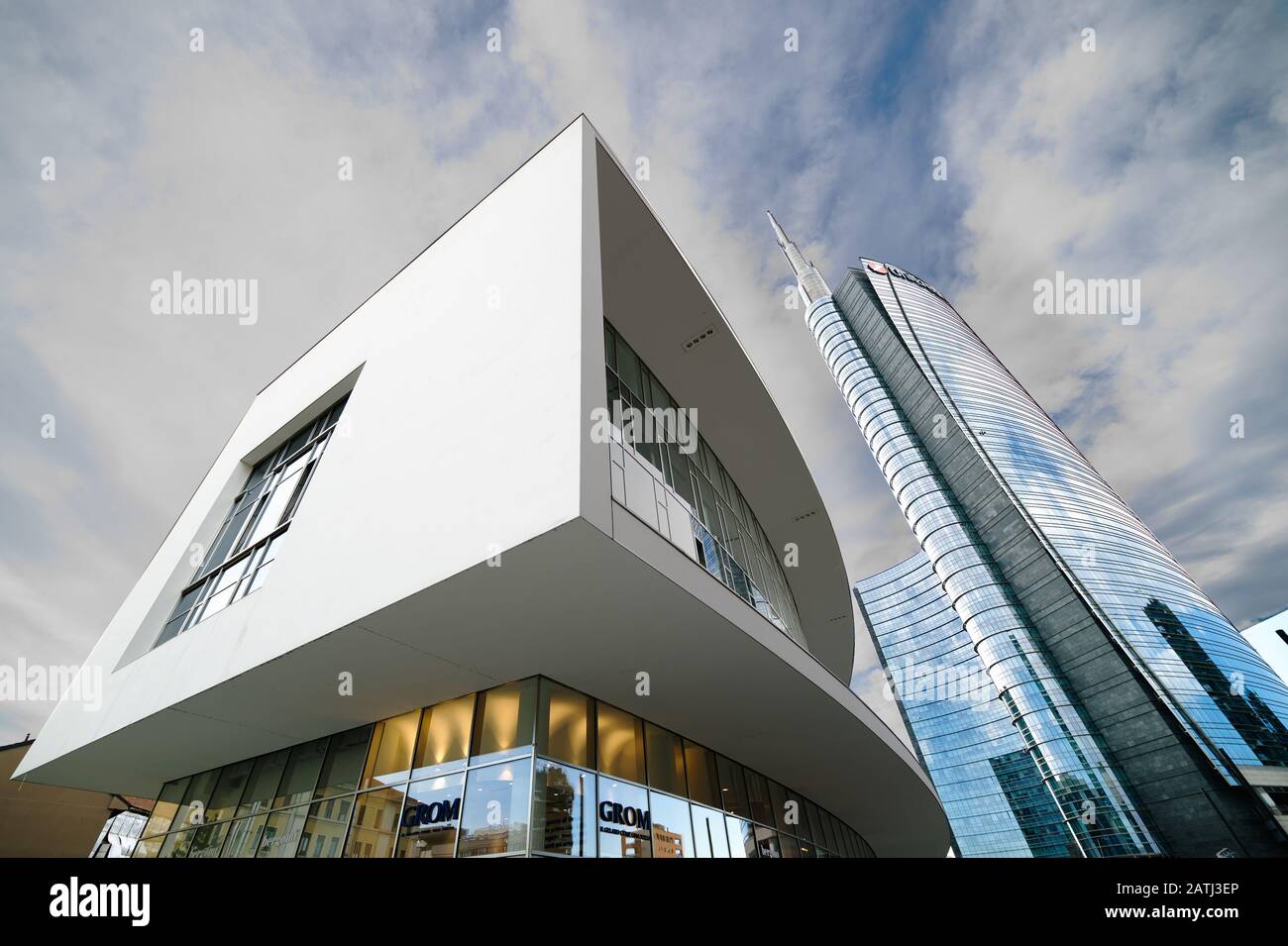Ultraweiter Blick auf den Wolken-Himmel des Unicredit Turms (231 m, von Cesar Pelli, 2011) und des Bürogebäudes auf der Piazza Gae Aulenti, Mailand, Italien Stockfoto