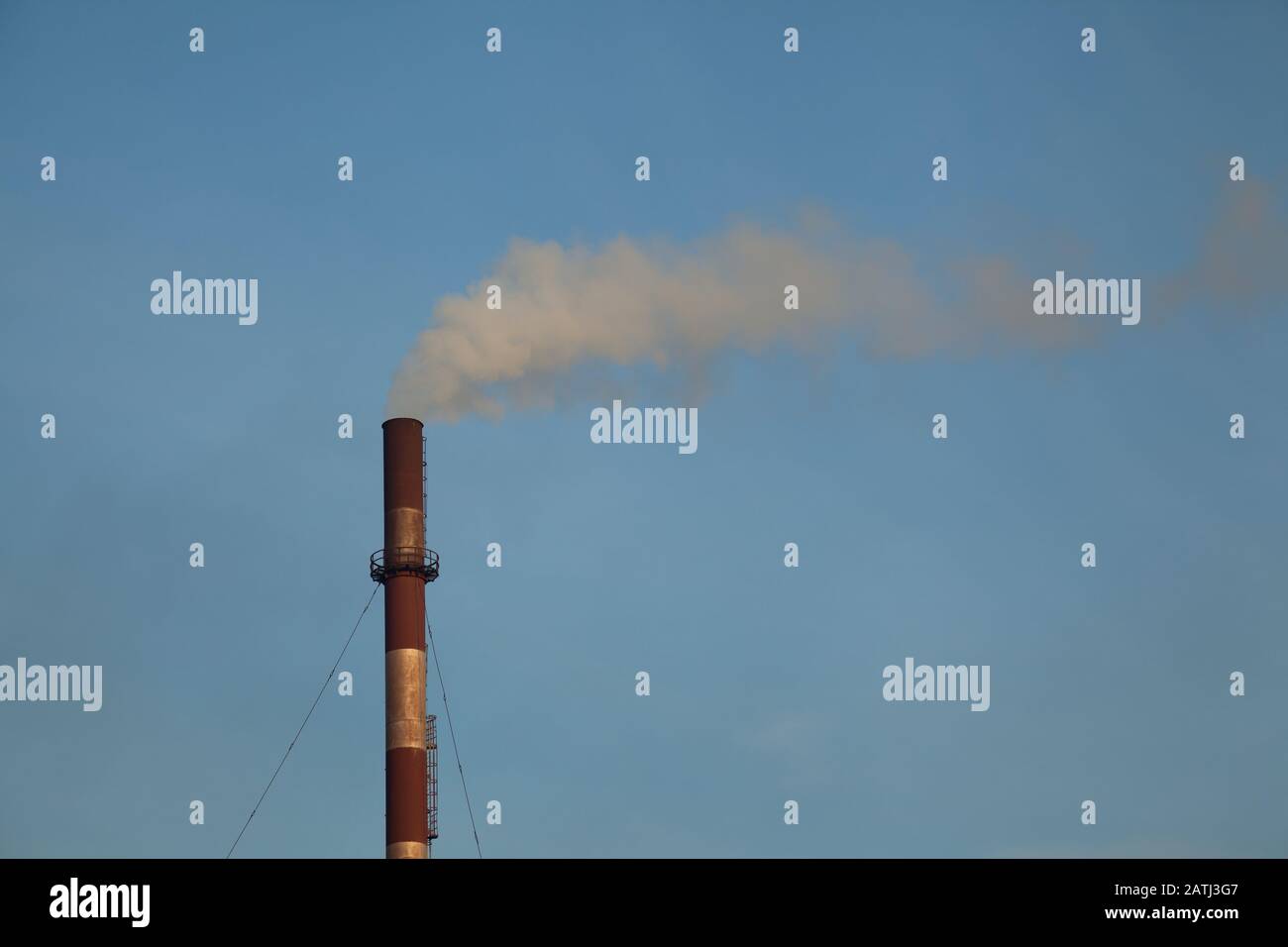 Rauchwarenfabrik Kamin gegen blauen Himmel Stockfoto