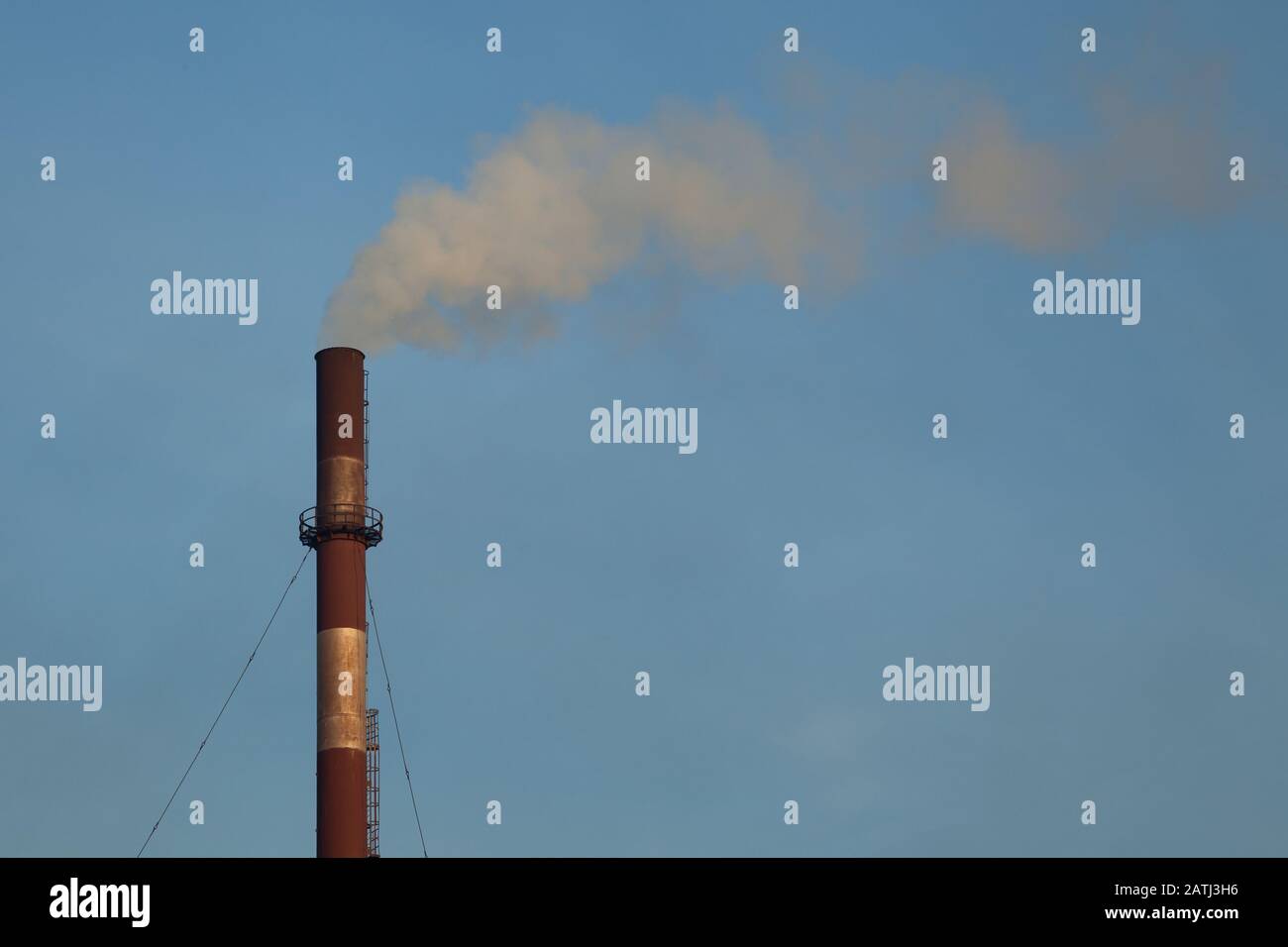 Rauchwarenfabrik Kamin gegen blauen Himmel Stockfoto