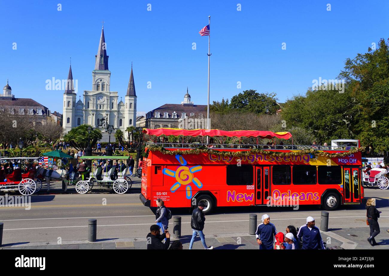 New Orleans, Louisiana, U.S.A - 1. Februar 2020 - Der Blick auf die St Louis Kathedrale, den Verkehr und die Menschenmassen auf dem Platz Stockfoto