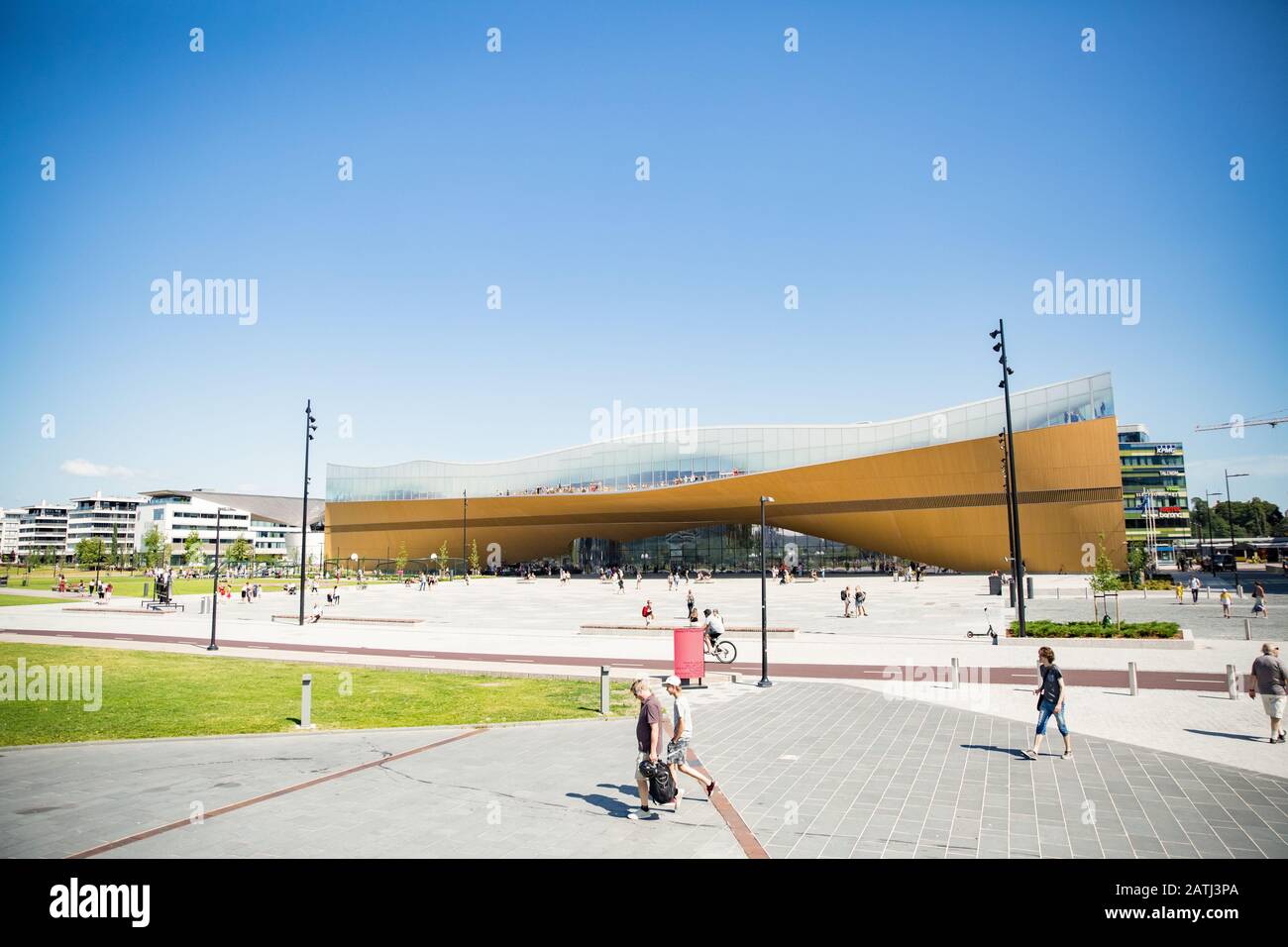 Neue Zentralbibliothek Helsinki Oodi Exterieur. Moderne nördliche Architektur. Eingang des Gebäudes auf dem Stadtplatz, sonniger Sommertag. Stockfoto
