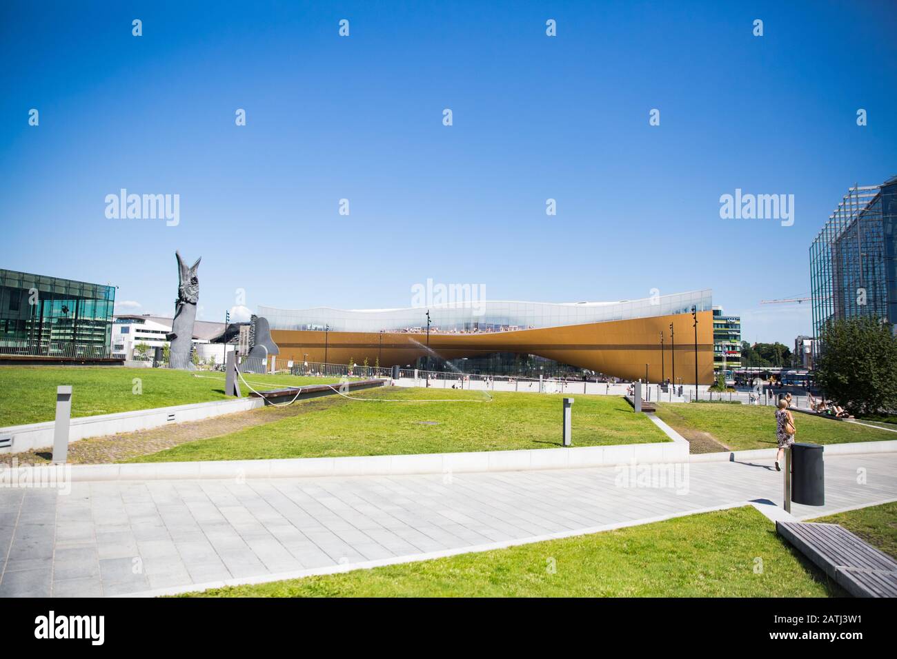 Neue Zentralbibliothek Helsinki Oodi Exterieur. Moderne nördliche Architektur. Eingang des Gebäudes auf dem Stadtplatz, sonniger Sommertag. Stockfoto