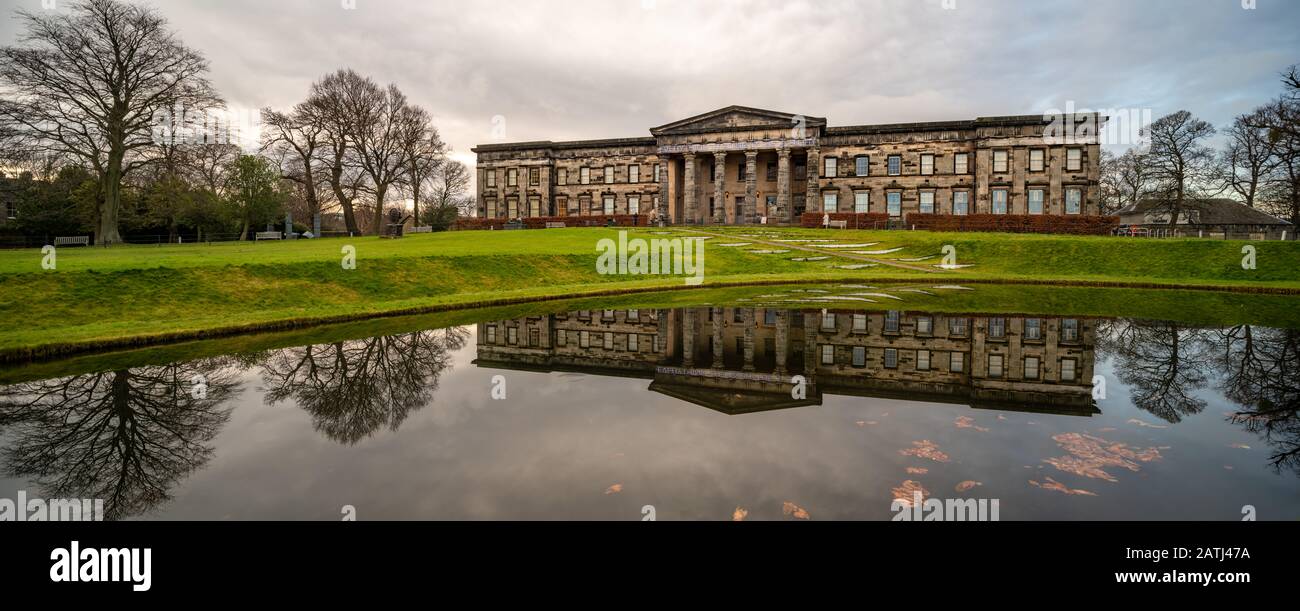 Edinburgh, Schottland. Februar 2020. Die Scottish National Gallery of Modern Art One spiegelte sich in Charles Jencks Installation "Landform" aus dem Jahr 2001 wider. Stockfoto