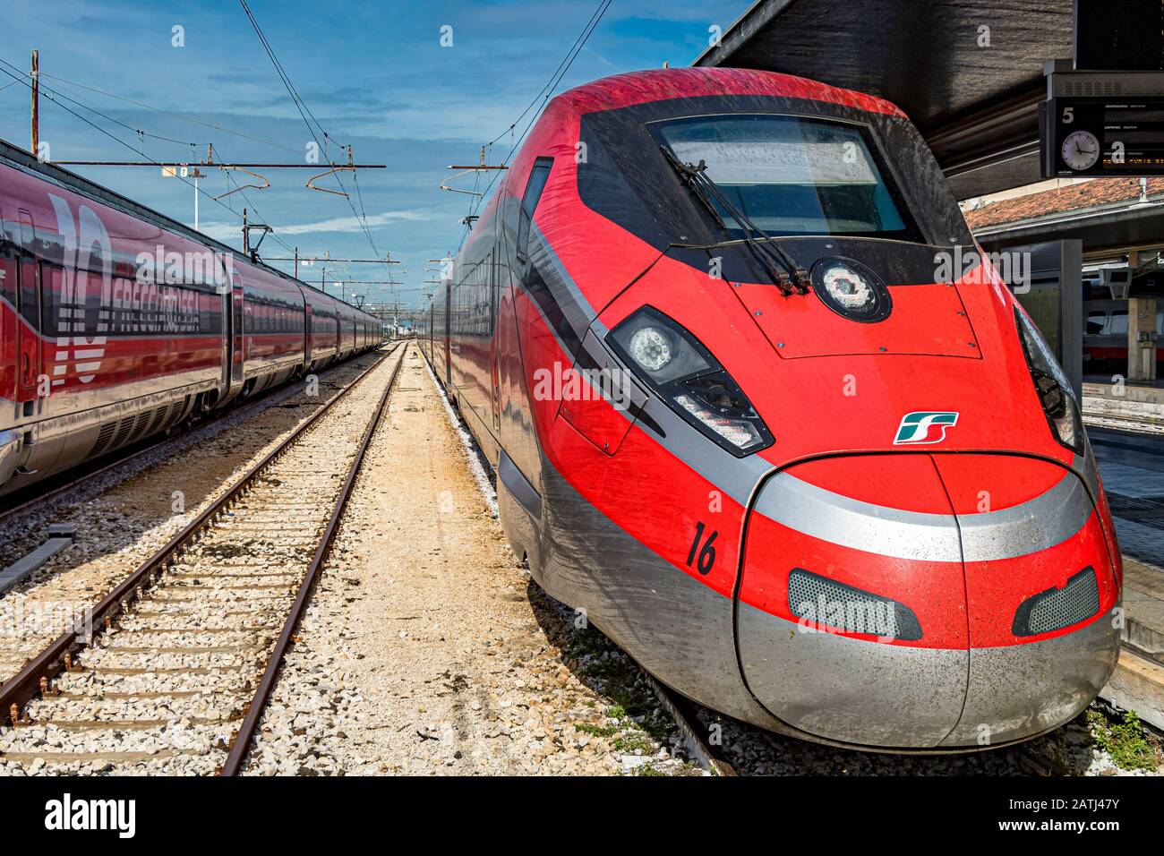 Hochgeschwindigkeitszug Trenitalia Frecciarossa 1000 am Bahnhof Venezia Santa Lucia, dem Hauptbahnhof in Venedig, Italien Stockfoto