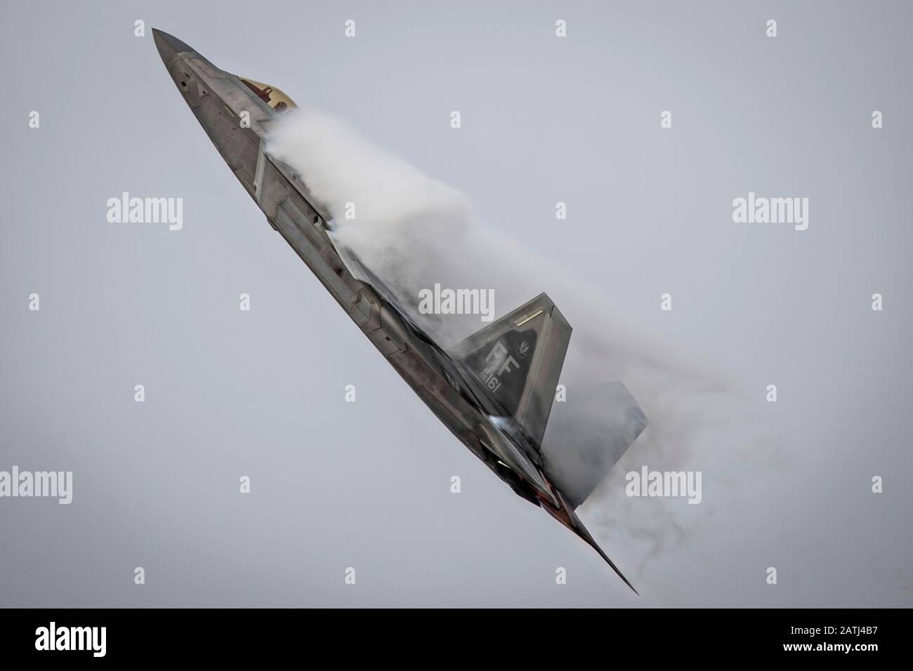 US-Luftwaffenmajorat Josh Gunderson, F-22 Kommandeur des Demonstrationsteams von Raptor, führt während einer Luftdemonstration auf der Joint Base Langley-Eustis am 30. Januar 2020 in Hampton, Virginia eine schnelle Bankdrehung durch. Stockfoto