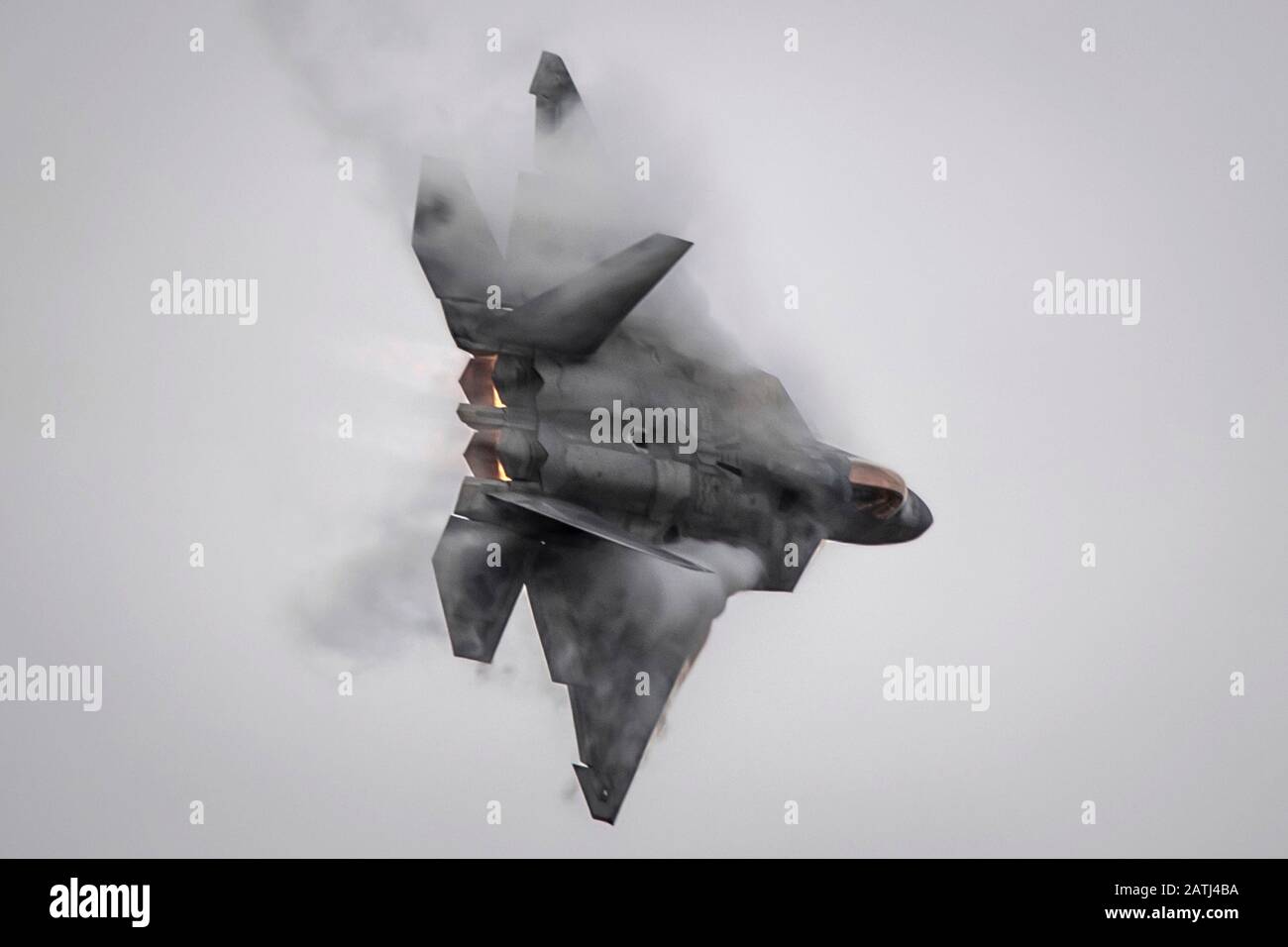 US-Luftwaffenmajorat Josh Gunderson, F-22 Kommandeur des Demonstrationsteams von Raptor, führt während einer Luftdemonstration auf der Joint Base Langley-Eustis am 30. Januar 2020 in Hampton, Virginia eine schnelle Bankdrehung durch. Stockfoto