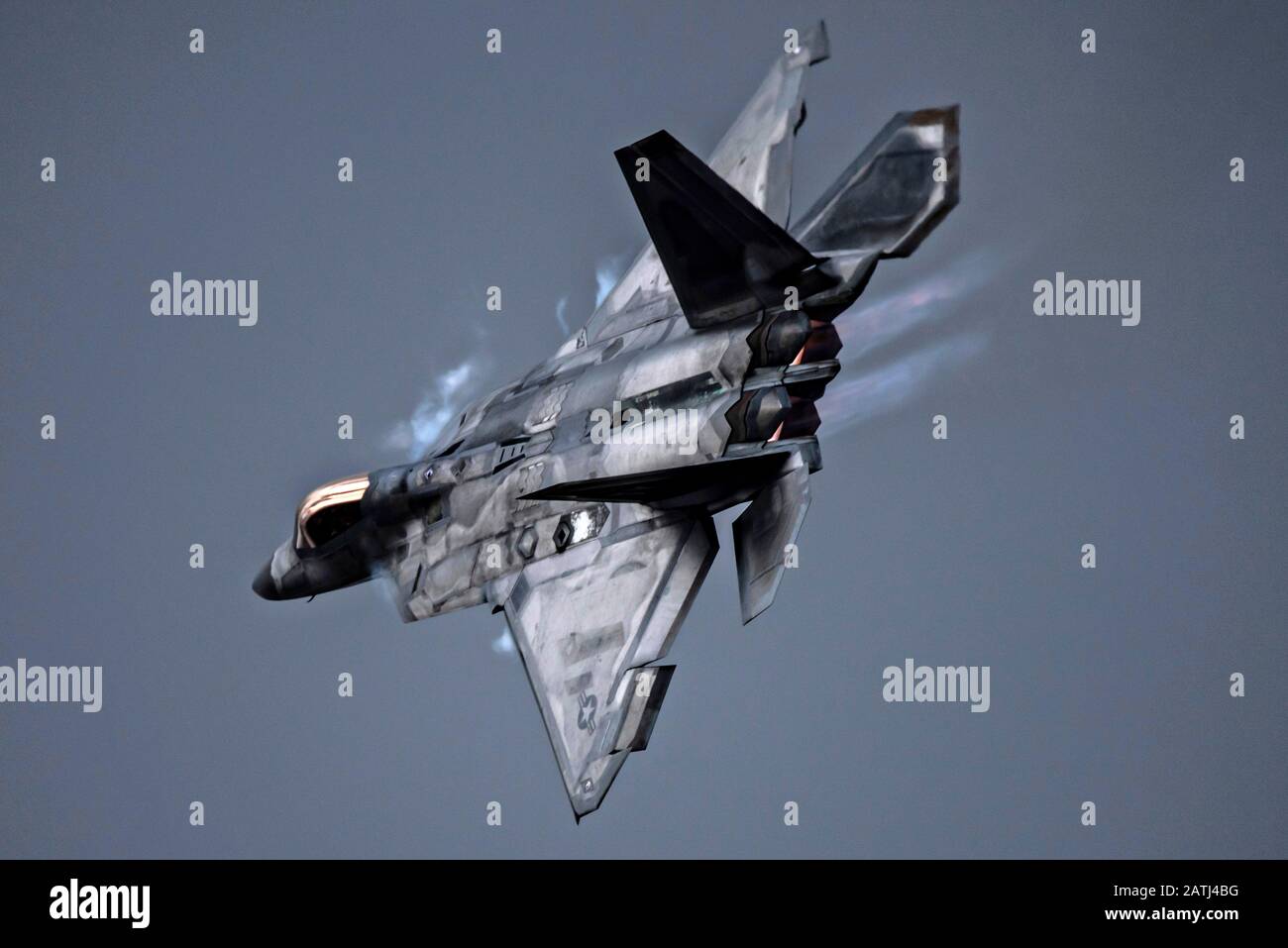 US-Luftwaffenmajorat Josh Gunderson, F-22 Kommandeur des Demonstrationsteams von Raptor, führt während einer Luftdemonstration auf der Joint Base Langley-Eustis am 30. Januar 2020 in Hampton, Virginia eine schnelle Bankdrehung durch. Stockfoto